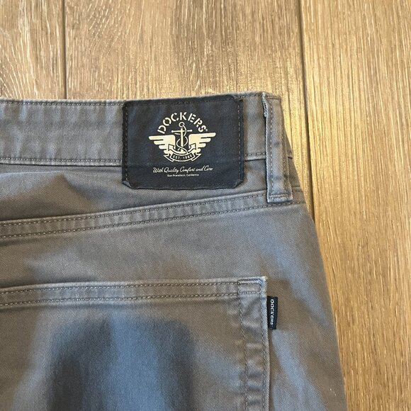 Docker's Jean Fit.  32x32.  Straight - Picture 3 of 4